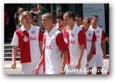 Offizielles Fotoshooting vor der Sparkasse Essen  » Click to zoom ->