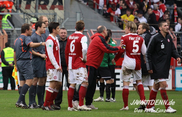 Diskussionen über die Nachspielzeit mit Schiri Zwayer