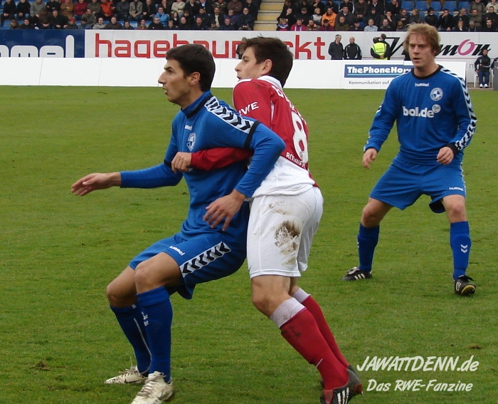 Dennis Bührer im Zweikampf mit dem Ex-Essener Pagagno