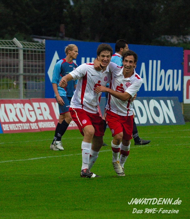 Torschütze zum 1:0 Holger Lemke mit Lukas Lenz