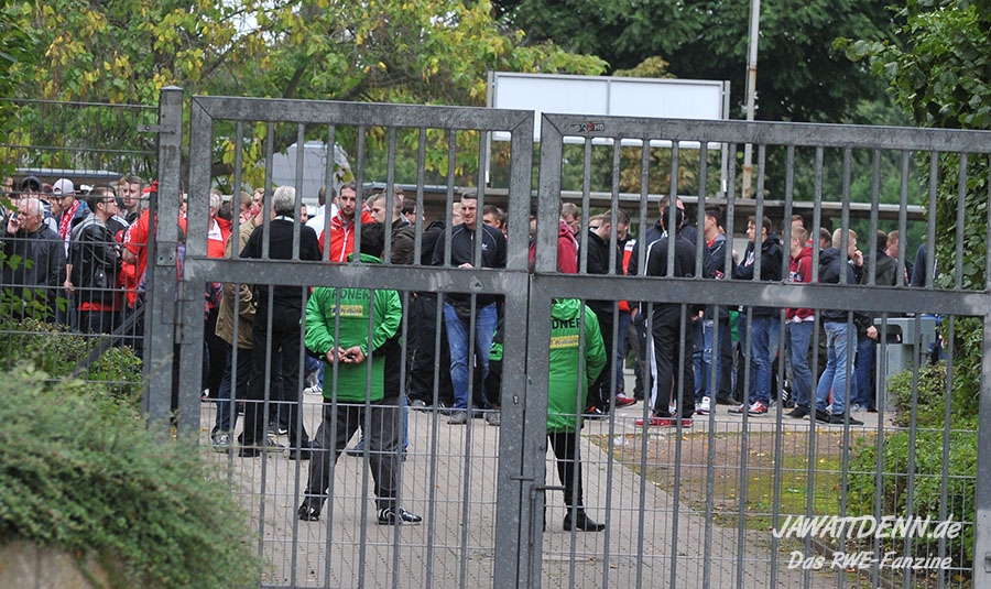 Posse beim Einlass zur Sitztribüne