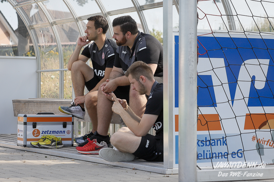 Physio Alex Dolls (mitte)