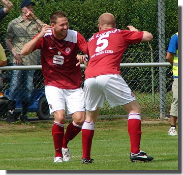 Stefan Kühne beim Torjubel mit Stefan Lorenz