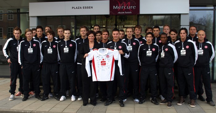 Timo Brauer übergibt an Stefanie Jörgens (Hoteldirektorin Mercure Plaza) ein RWE-Trikot mit Unterschriften