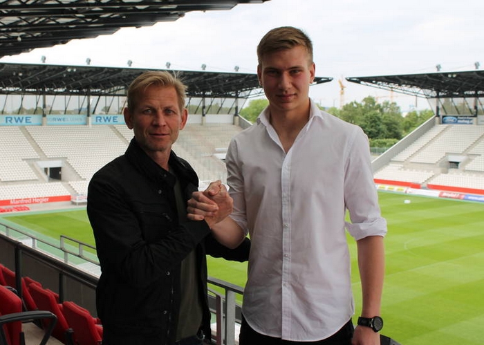 Andreas Winkler heißt Tom Gubini an der Hafenstraße willkommen. (Foto: RWE)